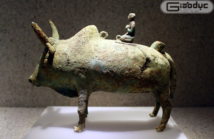 Chân đèn hình bò, văn hóa Đông Sơn, cách đây 2.500 - 2000 năm